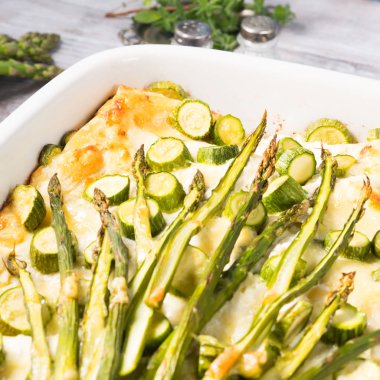 Kabak ve ricotta ile kuşkonmaz lazanya güveç