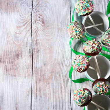 Renkli çikolatalı kek bardak çıkar. Kare