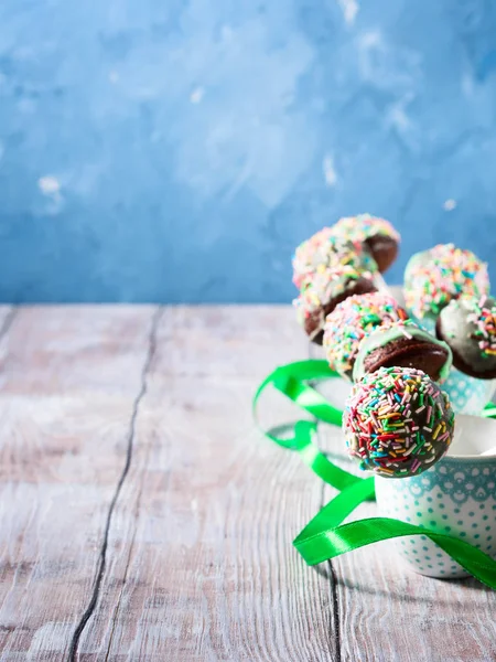 Gâteau au chocolat coloré apparaît dans des tasses. Carte verticale — Photo