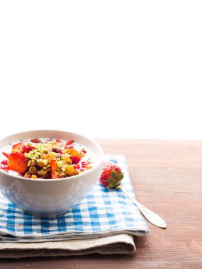 Çilek, kurutulmuş meyve ve chia tohum ile güler yüzlü kase