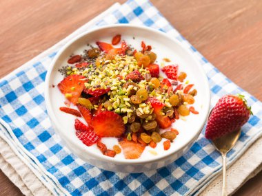 Çilek, kurutulmuş meyve ve chia tohum ile güler yüzlü kase