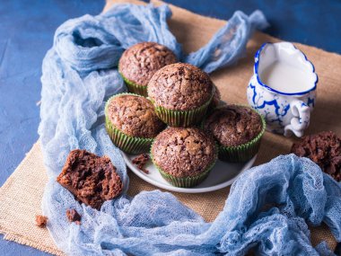 Çikolatalı Muzlu Kek şeker tepesi ile