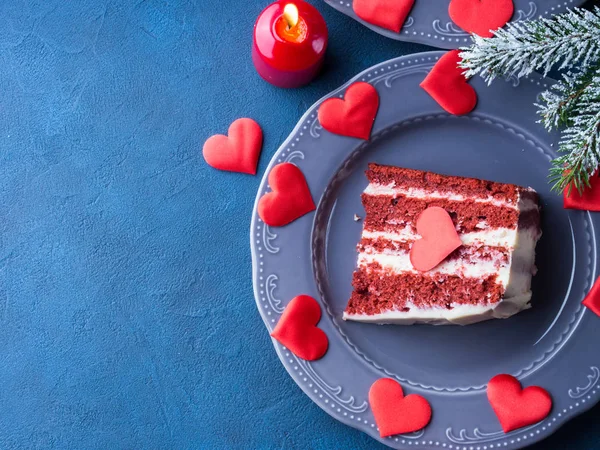 Кусок красного бархатного торта на десерт ко Дню Святого Валентина — стоковое фото