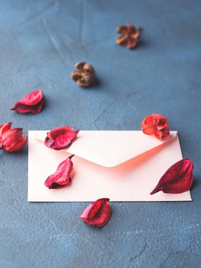 Romantik aşk mektubu için pembe zarf