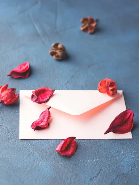 Romantik aşk mektubu için pembe zarf