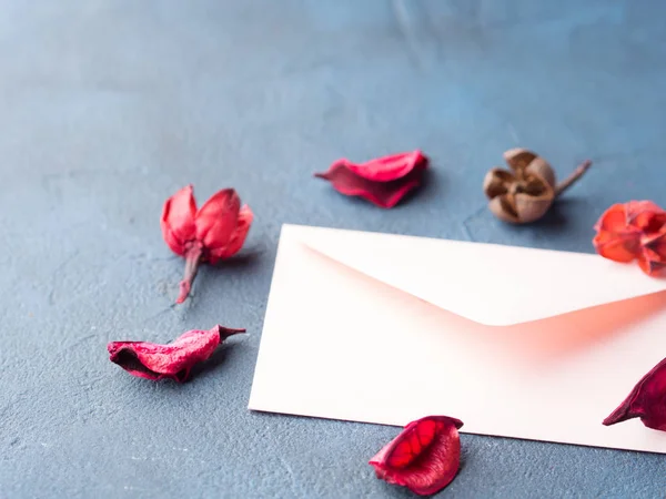 Розовый конверт для романтического любовного письма — стоковое фото