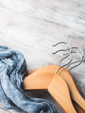 Ahşap elbise askıları. Ne giyeceğimi