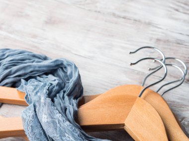 Ahşap elbise askıları. Ne giyeceğimi