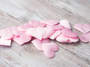 Dokulu ahşap masa pembe Kalpler