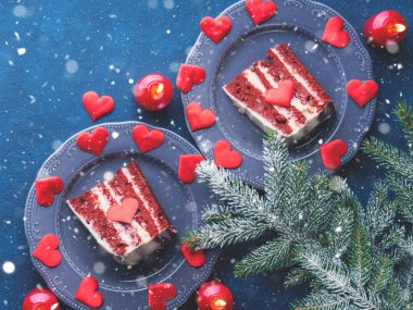 Kırmızı kadife kek dilimi Sevgililer günü tatlı