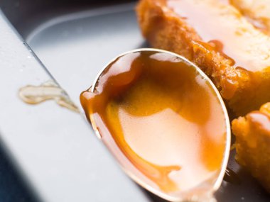 Ev yapımı tuzlu karamel gümüş kaşık