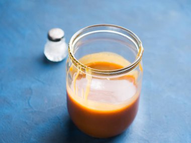 Ev yapımı tuzlu karamel cam kavanozda