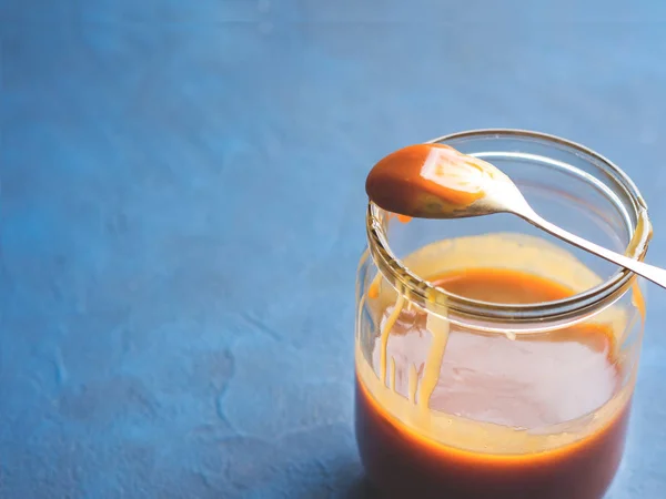 Caramelo salado hecho en casa en tarro de vidrio — Foto de Stock