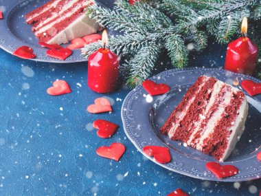 Kırmızı kadife kek dilimi Sevgililer günü tatlı
