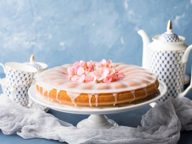 Kek frosting ile. Festival tedavi bahar çiçekleri