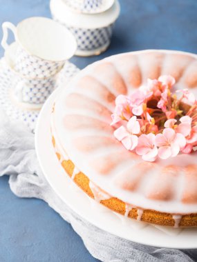 Kek frosting ile. Festival tedavi bahar çiçekleri