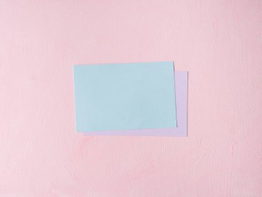 Pembe dokulu arka plan üzerinde pastel yeşil kart