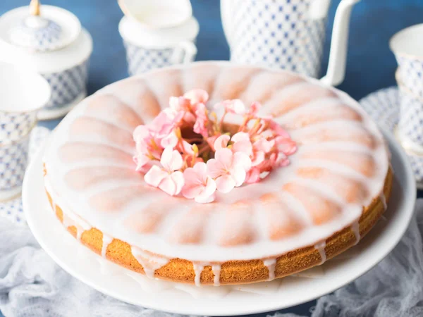 Kek frosting ile. Festival tedavi bahar çiçekleri