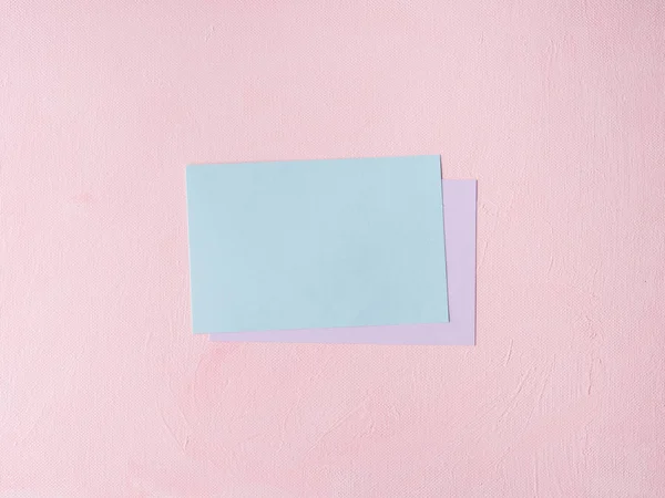 Tarjeta verde pastel sobre fondo texturizado rosa — Foto de Stock