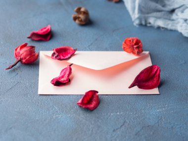 Romantik aşk mektubu için pembe zarf