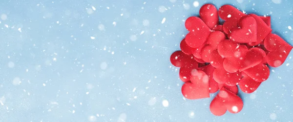 情人节横幅背景用红色的心。雪 — 图库照片