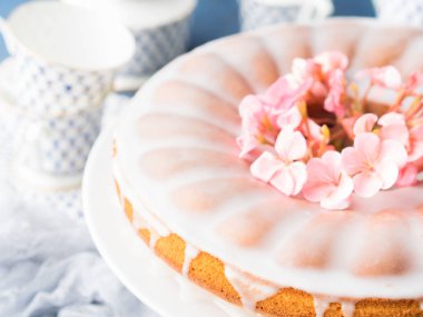 Kek frosting ile. Festival tedavi bahar çiçekleri