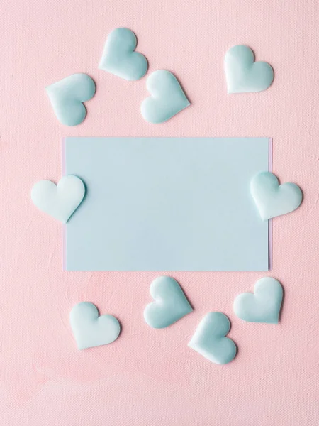 Green pastel card hearts on pink textured background — Stock Photo, Image