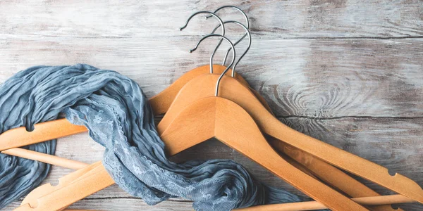 Ahşap elbise askıları. Ne giyeceğimi. Afiş