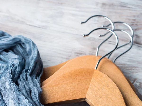 Ahşap elbise askıları. Ne giyeceğimi