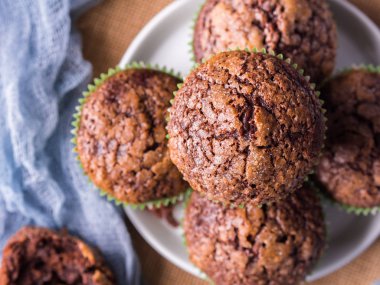 Çikolatalı Muzlu Kek şeker tepesi ile