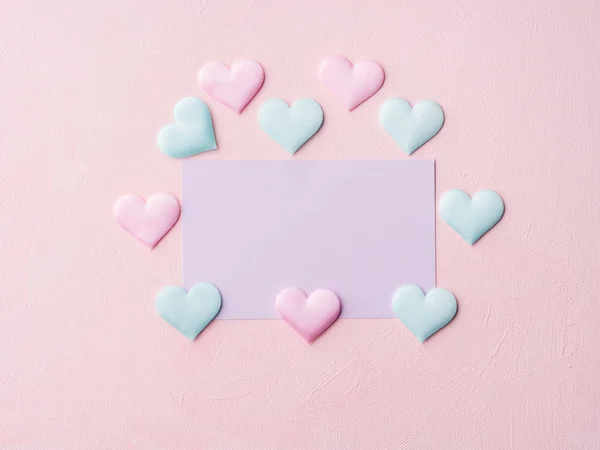 Lila, pasztell kártya és a szív, a rózsaszín szövet háttér — Stock Fotó
