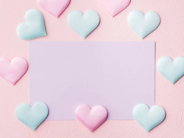 퍼플 파스텔 카드와 분홍색 질감된 배경에 마음 — 스톡 사진
