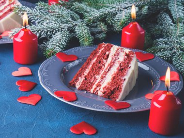 Kırmızı kadife kek dilimi Sevgililer günü tatlı