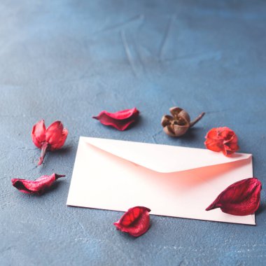 Romantik aşk mektubu için pembe zarf