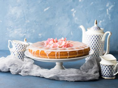 Kek frosting ile. Festival tedavi bahar çiçekleri