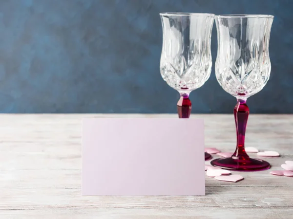 Dos copas de champán rosa con tarjeta de papel en blanco —  Fotos de Stock