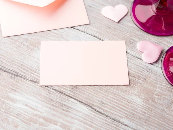 Lege roze papieren brief opmerking met harten Valentijn kaart — Stockfoto