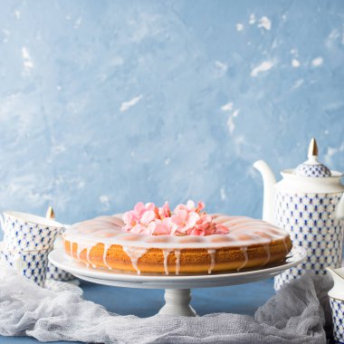 Kek frosting ile. Festival tedavi bahar çiçekleri