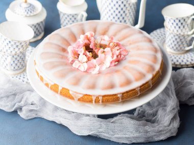 Kek frosting ile. Festival tedavi bahar çiçekleri