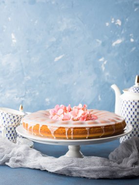 Kek frosting ile. Festival tedavi bahar çiçekleri