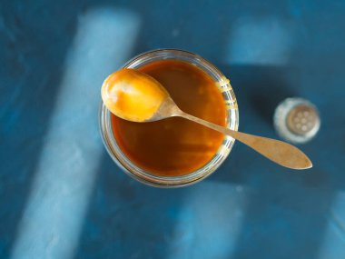 Ev cam kavanoza tuzlu karamel yaptı. Üstten Görünüm