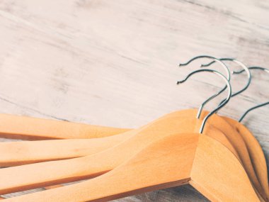 Ahşap elbise askıları. Ne giyeceğimi