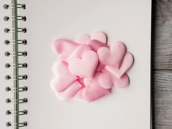 Рожеві серця на порожню сторінку. День Святого Валентина — стокове фото
