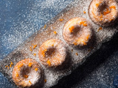 Bundt kek koyu arka plan ve hizmet yönetim kurulu