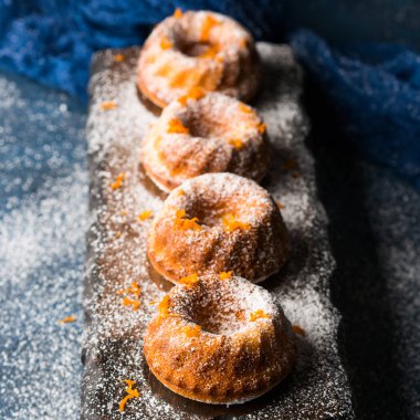 Bundt kek koyu arka plan ve hizmet yönetim kurulu