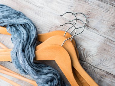 Ahşap elbise askıları. Ne giyeceğimi