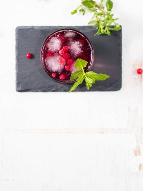 Çilek ve nane ile taze yaz kokteyl içeceği