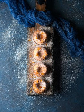 Yönetim kurulu hizmet koyu arka plan üzerinde Bundt kek. Dikey