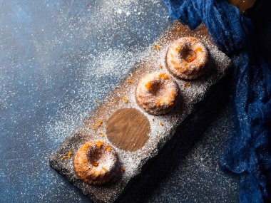 Bundt kek koyu arka plan ve hizmet yönetim kurulu