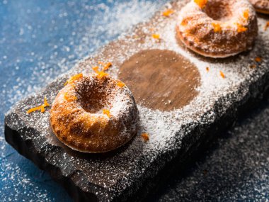 Bundt kek koyu arka plan ve hizmet yönetim kurulu